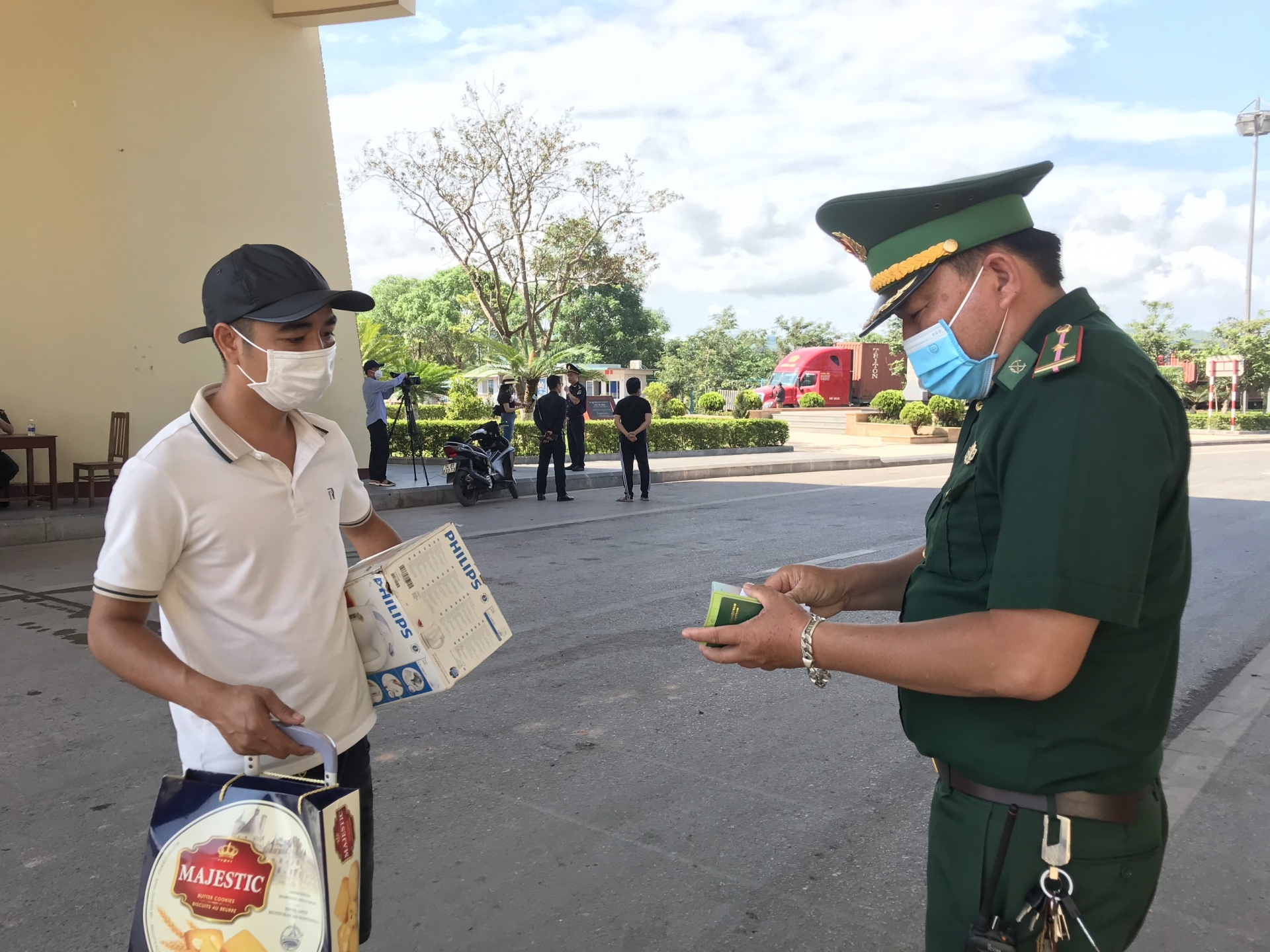 Ngày đầu thông thương tại cửa khẩu Lao Bảo