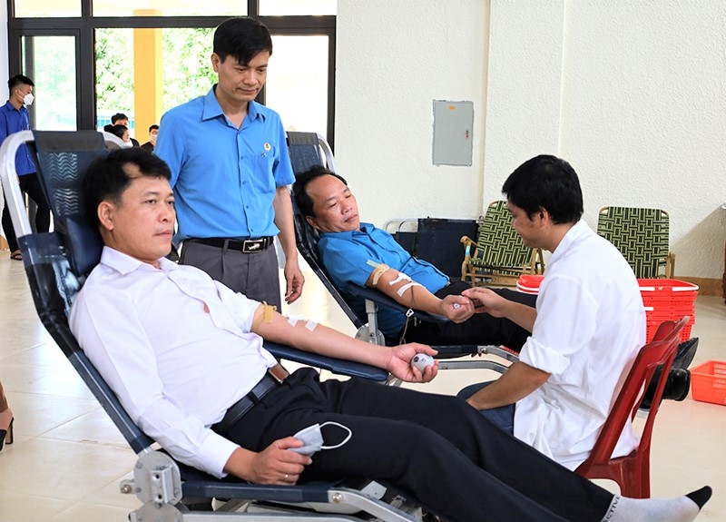 Hàng trăm đoàn viên Công đoàn tỉnh Quảng Bình hưởng ứng “Ngày hội hiến máu tình nguyện”