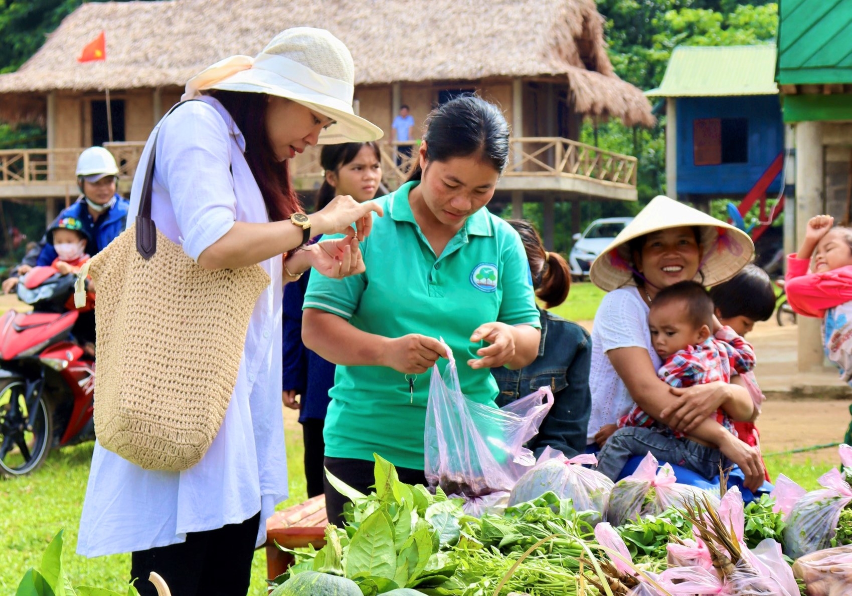 Phiên chợ cuối tuần trên đỉnh Trường Sơn