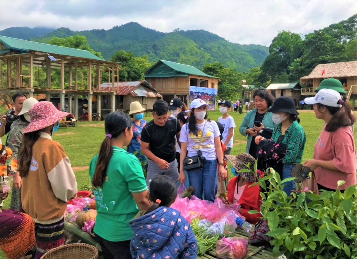 Phiên chợ cuối tuần trên đỉnh Trường Sơn