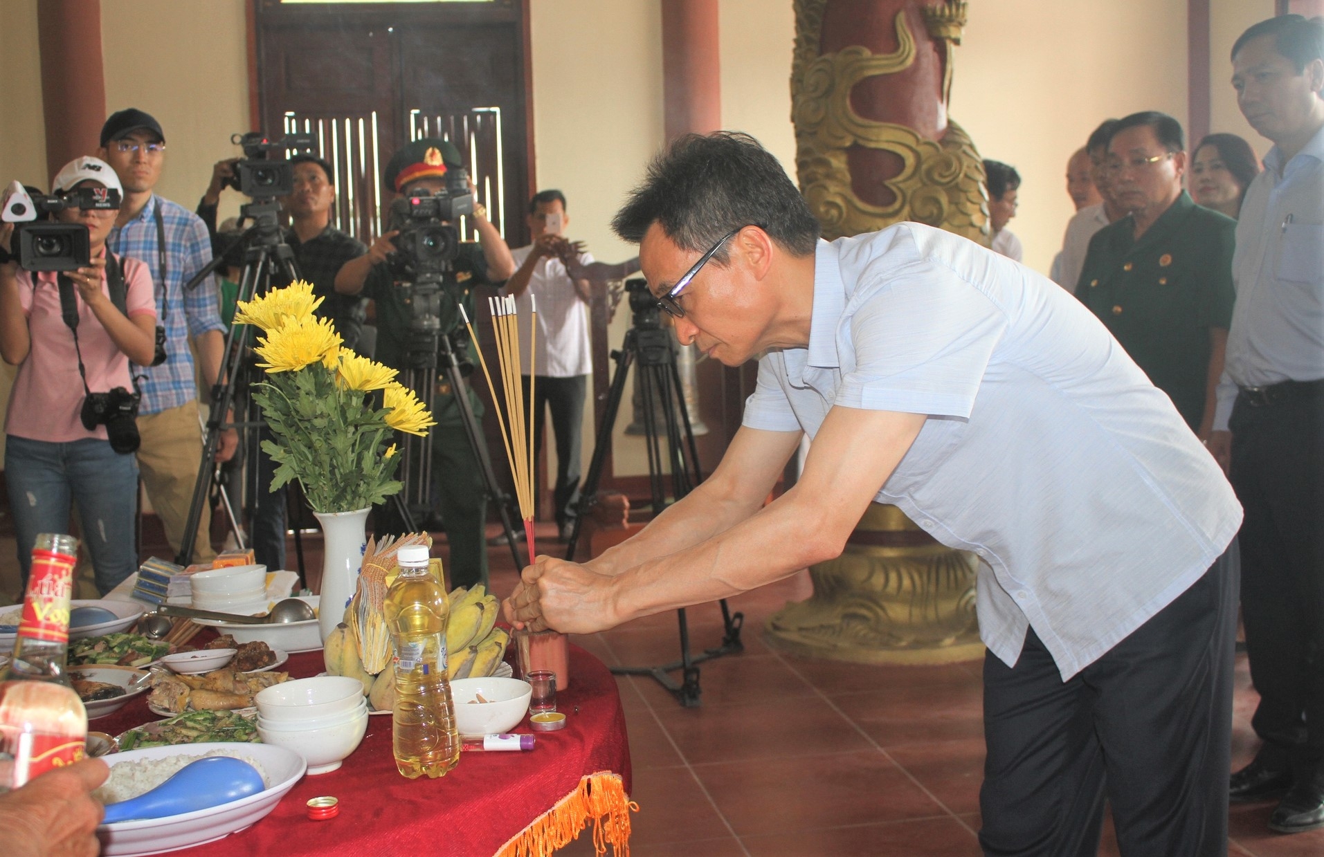 Phó Thủ tướng Vũ Đức Đam thăm hỏi lực lượng tìm kiếm hài cốt liệt sĩ tại Quảng Trị