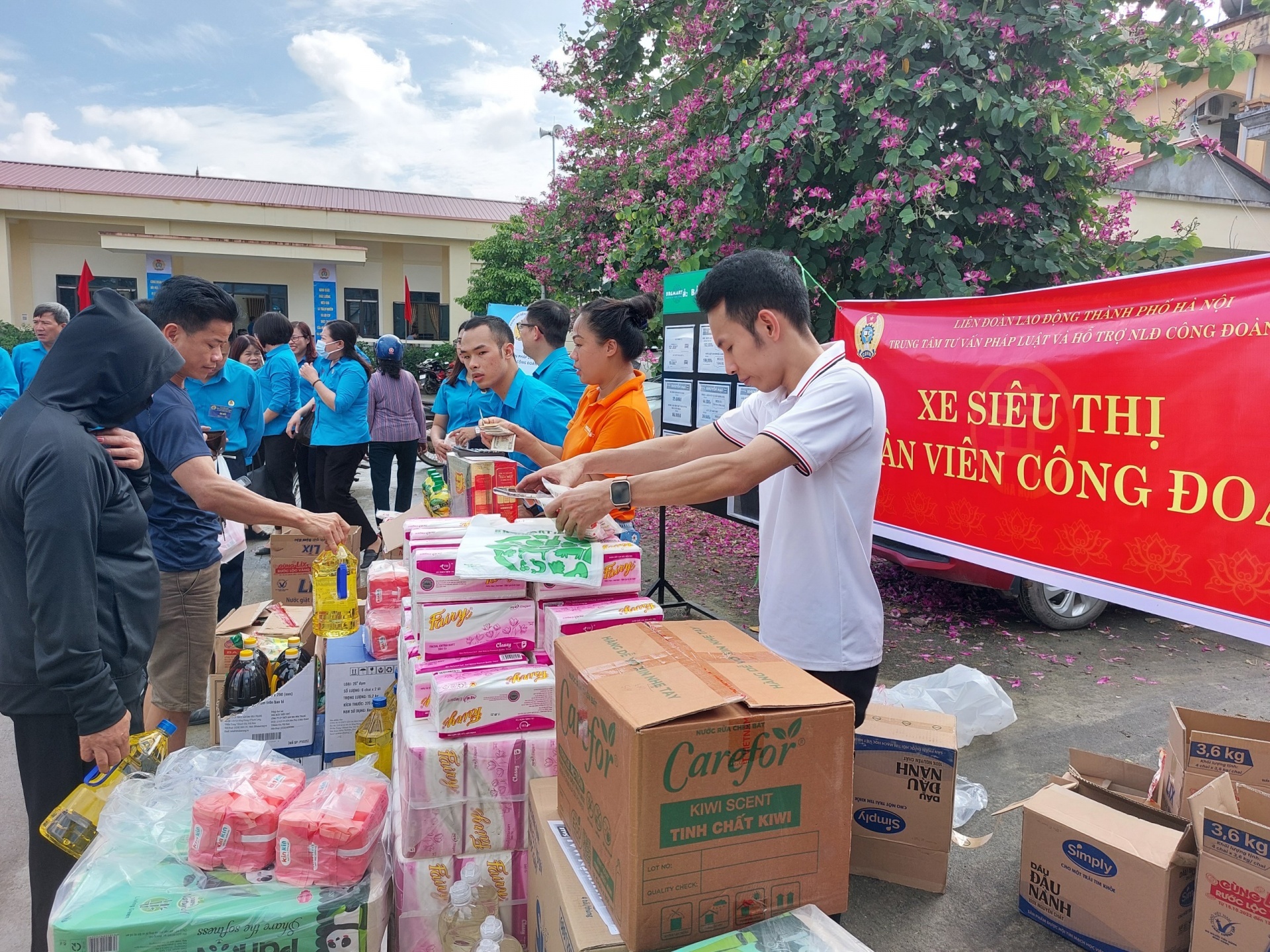 Xe “Siêu thị đoàn viên Công đoàn” đầu tiên được khởi hành đến với NLĐ khó khăn