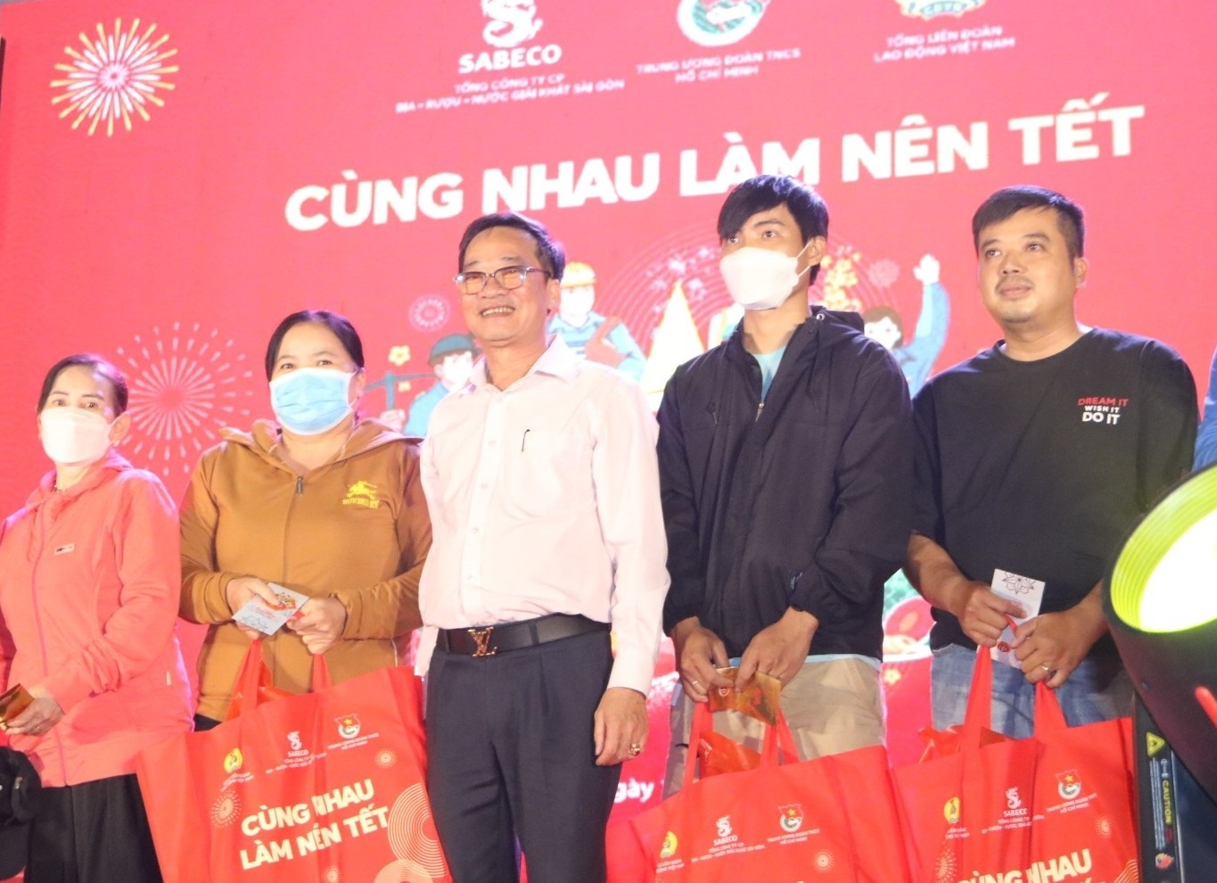 8000 phần quà “Cùng nhau làm nên Tết” đã đến tay người lao động