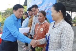 Công đoàn Long An hỗ trợ đoàn viên, NLĐ khó khăn, mất việc vì giảm đơn hàng