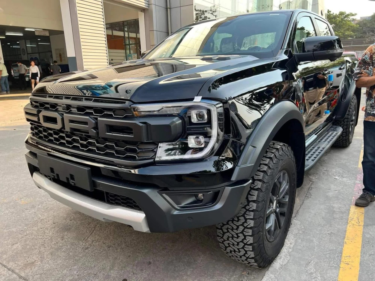 Hình thực tế Ford Ranger Raptor 2023 tại đại lý