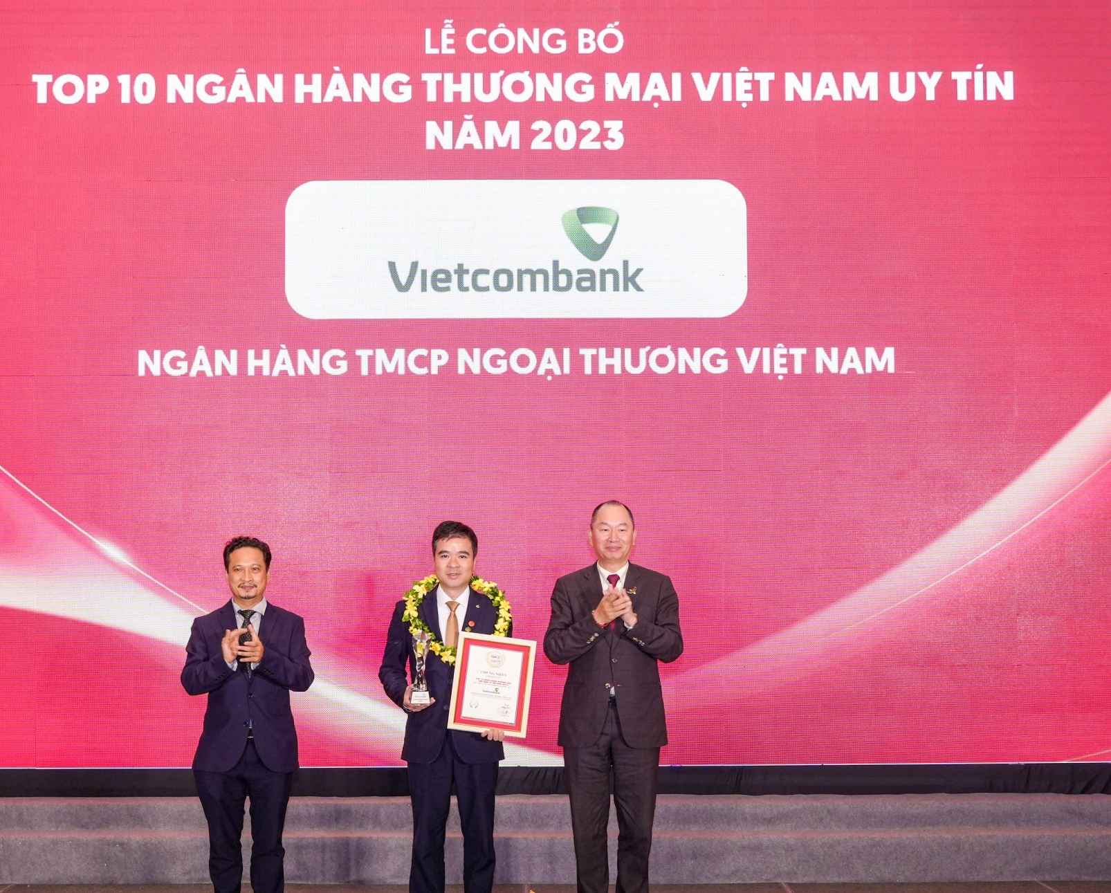 Vietcombank được bình chọn là ngân hàng, công ty đại chúng uy tín, hiệu quả