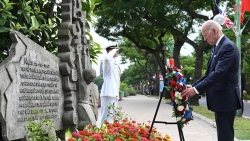 Anh chàng vét than hồ Trúc Bạch và ngài Thượng nghị sĩ, cựu phi công Hoa Kỳ