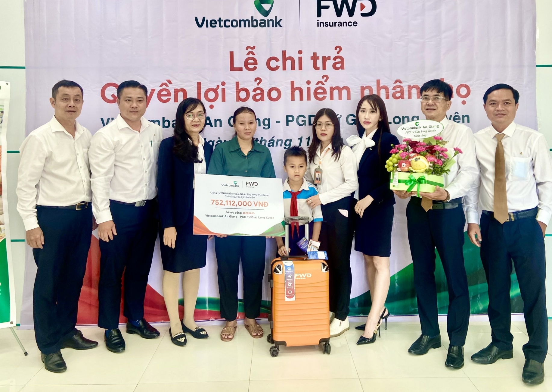 Vietcombank An Giang chi trả quyền lợi bảo hiểm trên 750 triệu đồng cho khách hàng