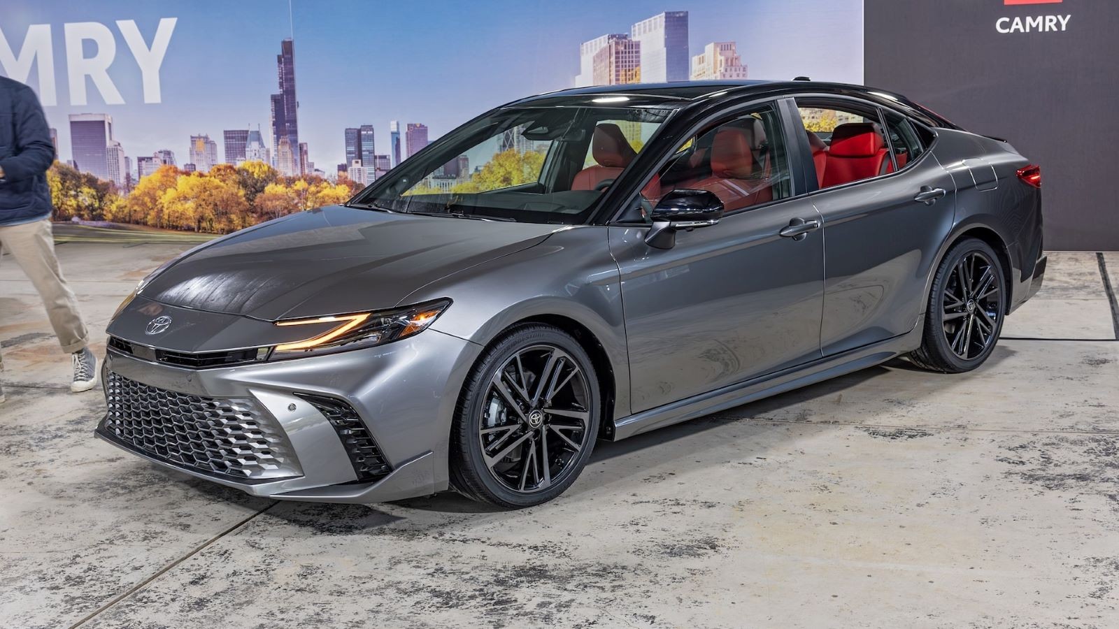 Toyota Camry 2025 ra mắt, chỉ có phiên bản hybrid