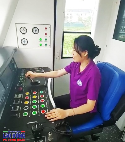 “Bóng hồng” duy nhất trong cabin trên tuyến Metro số 1