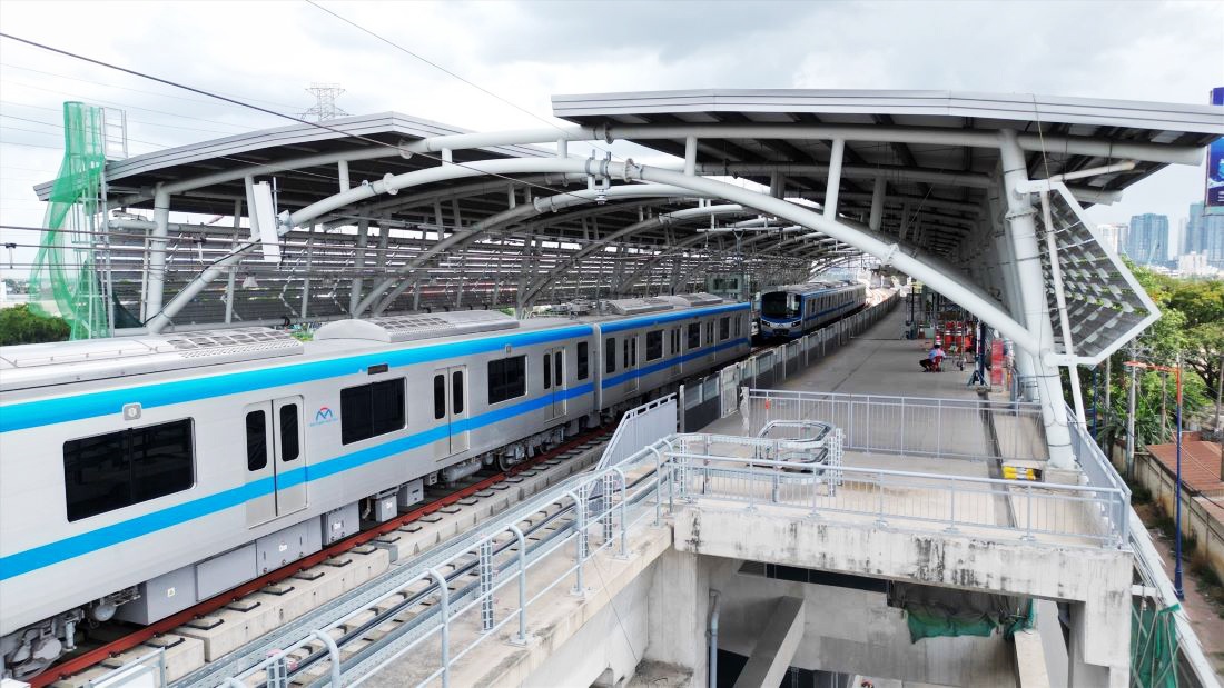 “Bóng hồng” duy nhất trong cabin trên tuyến Metro số 1