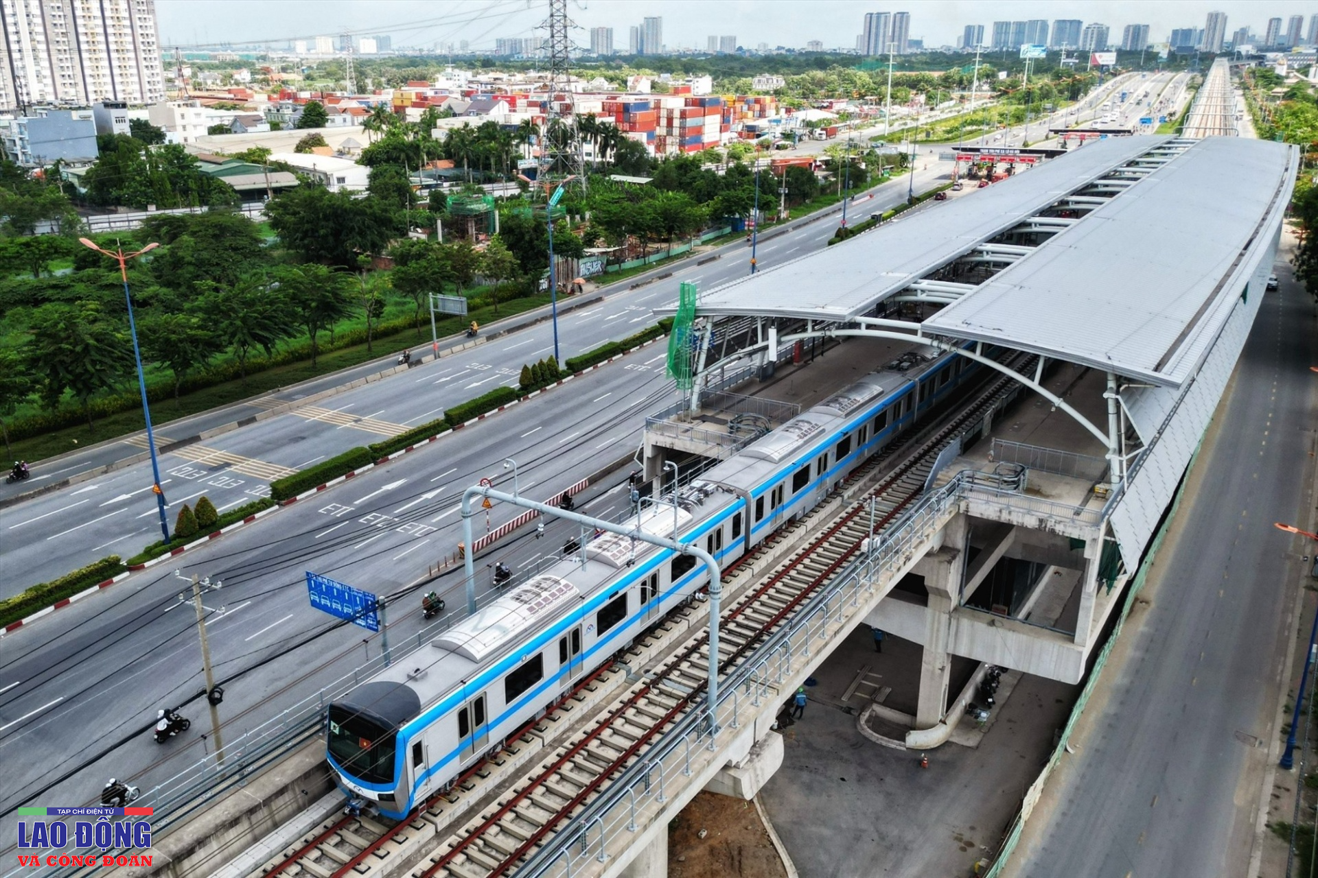 “Bóng hồng” duy nhất trong cabin trên tuyến Metro số 1