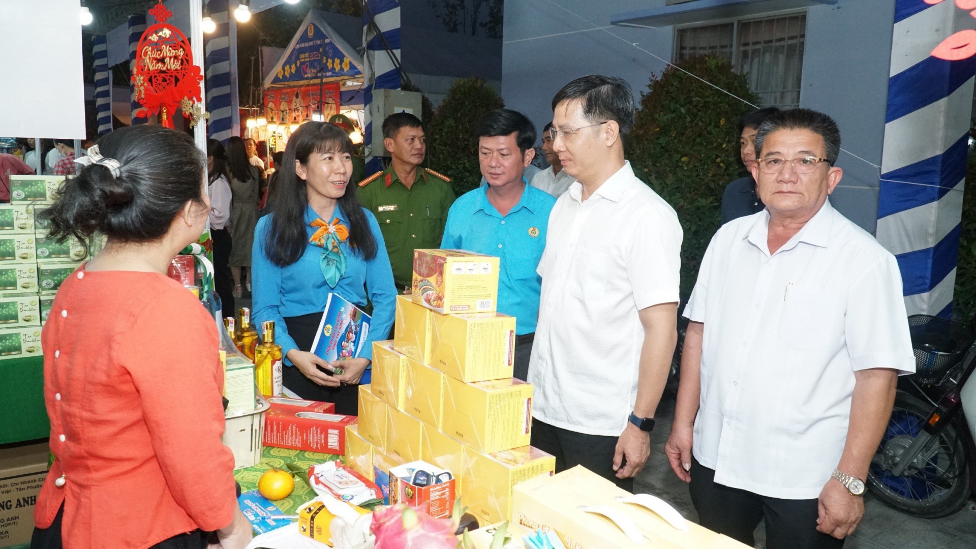 Làm "Chợ Tết Công đoàn": Vất vả nhưng vui và hạnh phúc