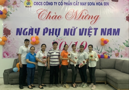 Đoàn viên công đoàn Trần Tố Quyên và chiếc áo màu xanh yêu quý