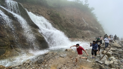 Huyện Hoàng Su Phì bị cô lập do sạt lở, 2 người chết