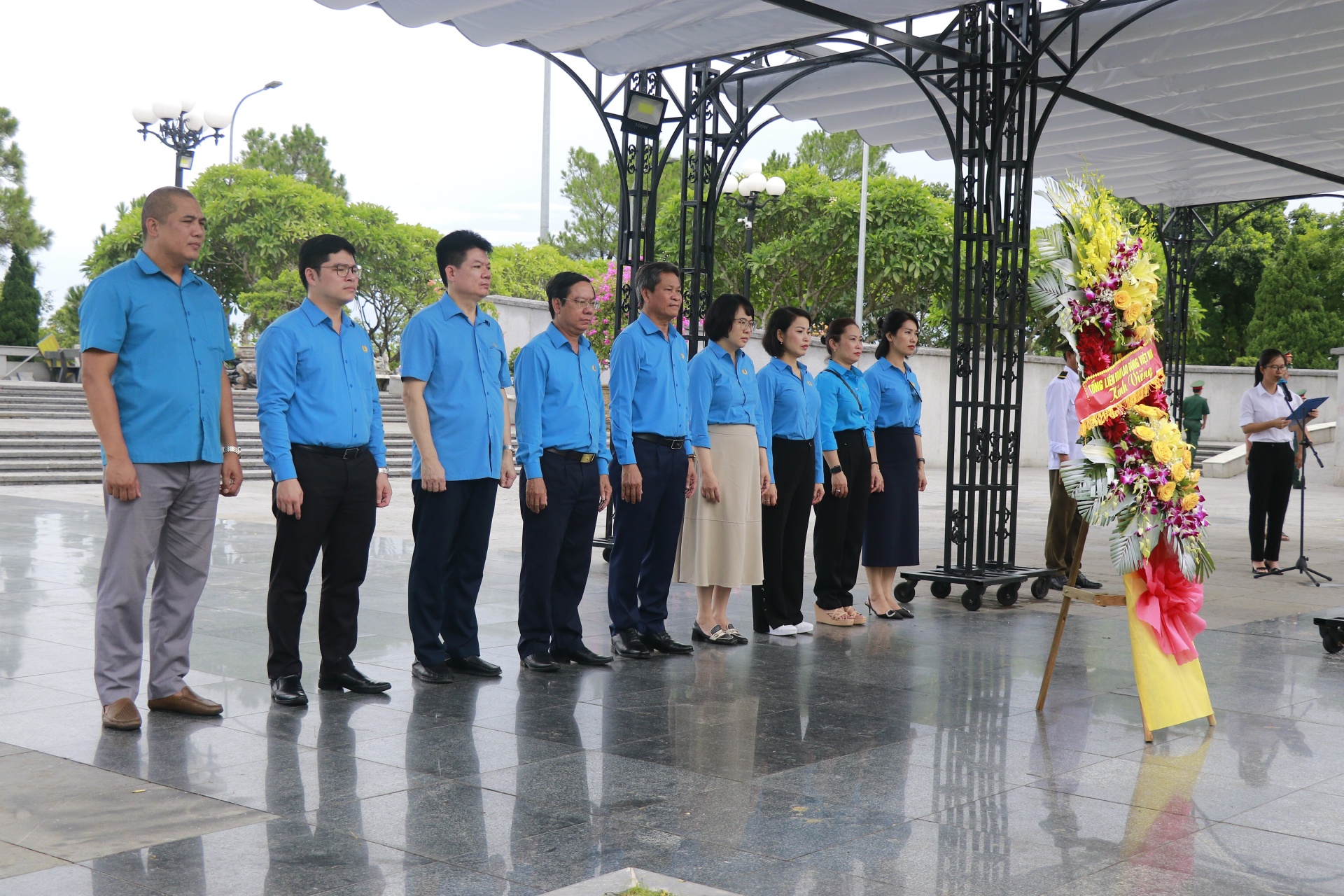 Lãnh đạo Tổng LĐLĐ Việt Nam dâng hương, tri ân các anh hùng liệt sĩ tại Quảng Trị