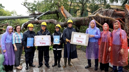 Kịp thời thăm hỏi, động viên công nhân Thủ đô làm nhiệm vụ khắc phục hậu quả bão số 3