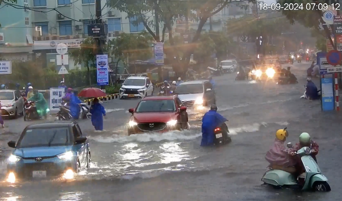 Đà Nẵng mưa lớn, người lao động gặp khó khăn khi đi làm