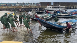 Quảng Bình, Quảng Trị: Huy động người lao động trên biển vào tránh bão an toàn