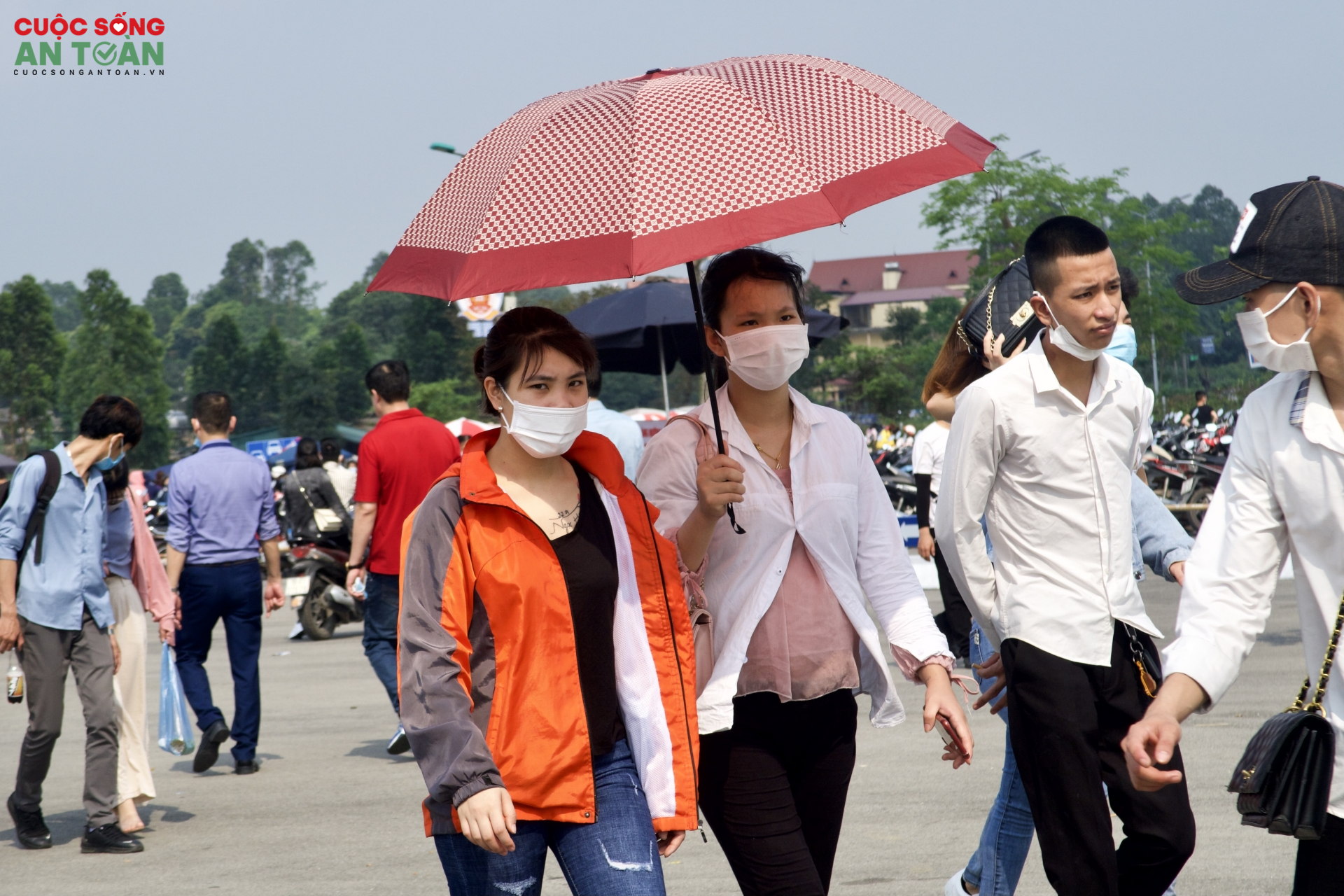 Nhiều công nhân lao động đi lễ đền Hùng 'cầu may'