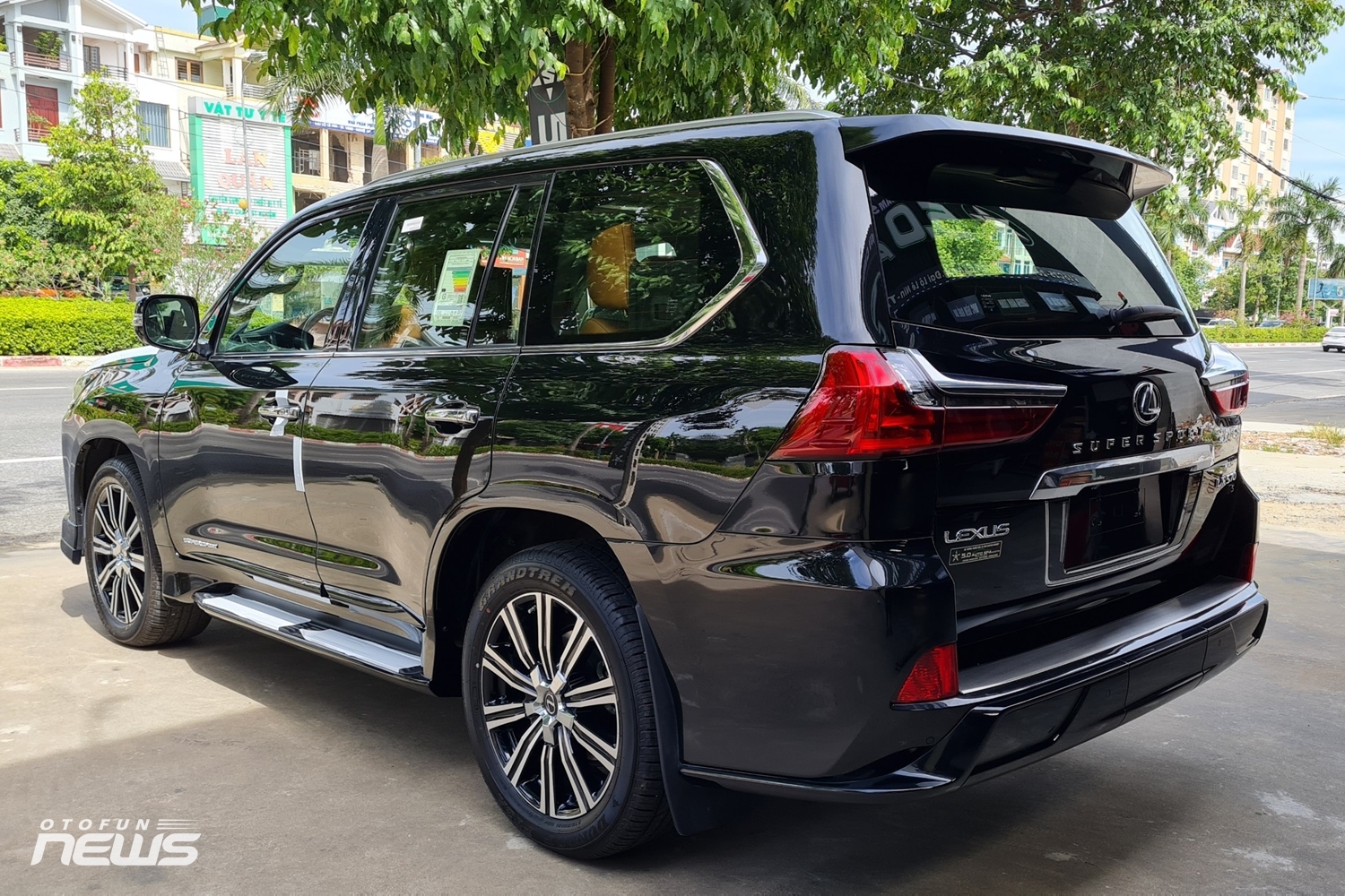 Lexus LX570 2021 giá gần 10 tỷ đồng đầu tiên Nghệ An