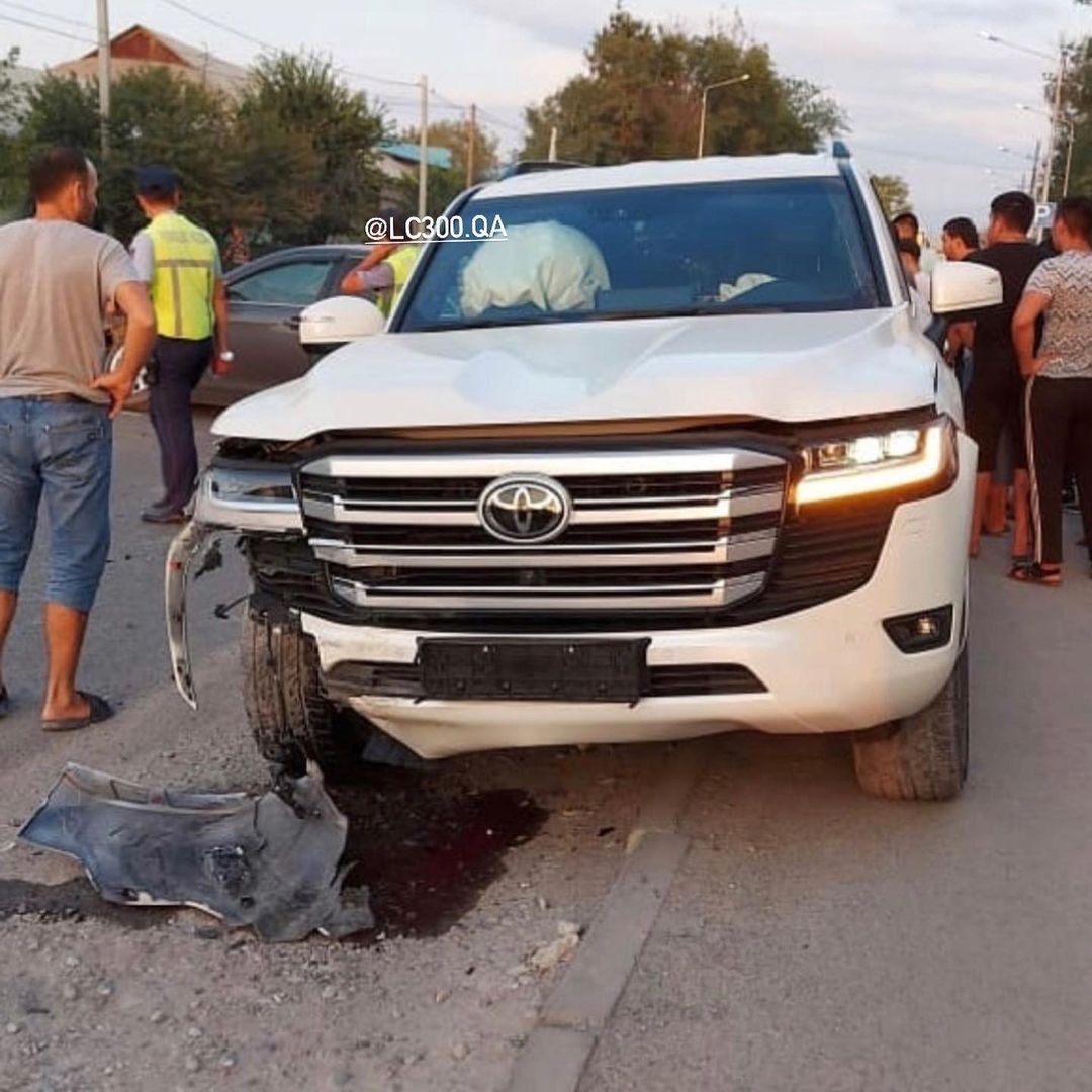 Toyota Land Cruiser LC300 đầu tiên gặp nạn