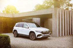 Khách hàng truyền thống của Mercedes sẽ 'chi thêm' để trải nghiệm xe điện EQ