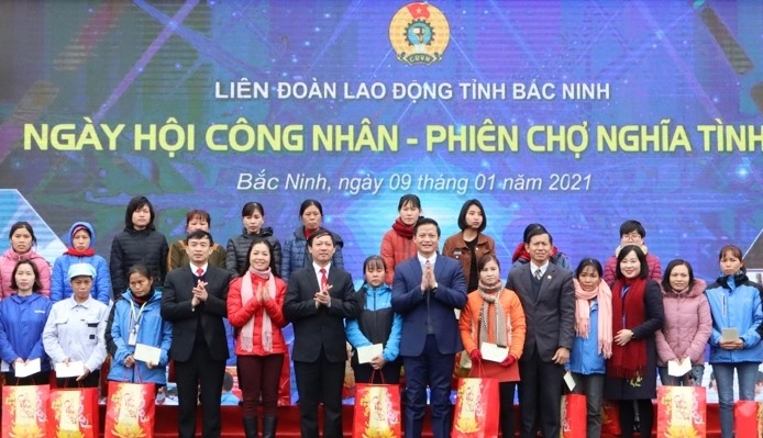 “Ngày hội công nhân – Phiên chợ nghĩa tình” thiết thực chào mừng Đại hội XIII của Đảng