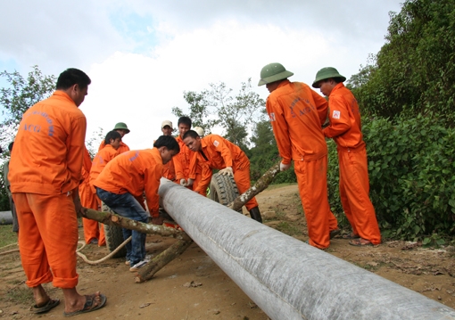 Thu nhập của lao động ngành Điện giảm 12% do cắt chế độ thưởng an toàn