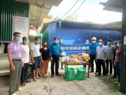 “Cháy máy”, “bỏng da” để cứu trợ công nhân khỏi thiếu đói vì dịch bệnh