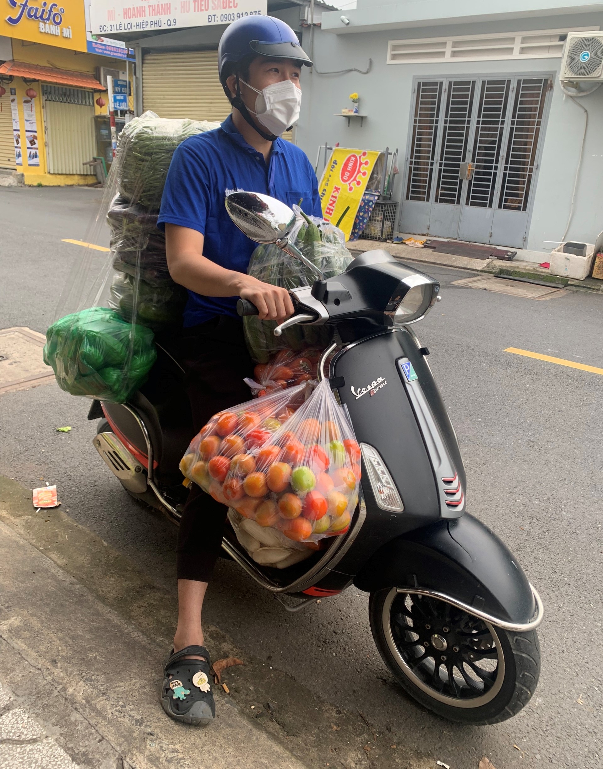 “Đưa quà cứu trợ cho người lao động nghèo mà nước mắt lẫn nước mưa”