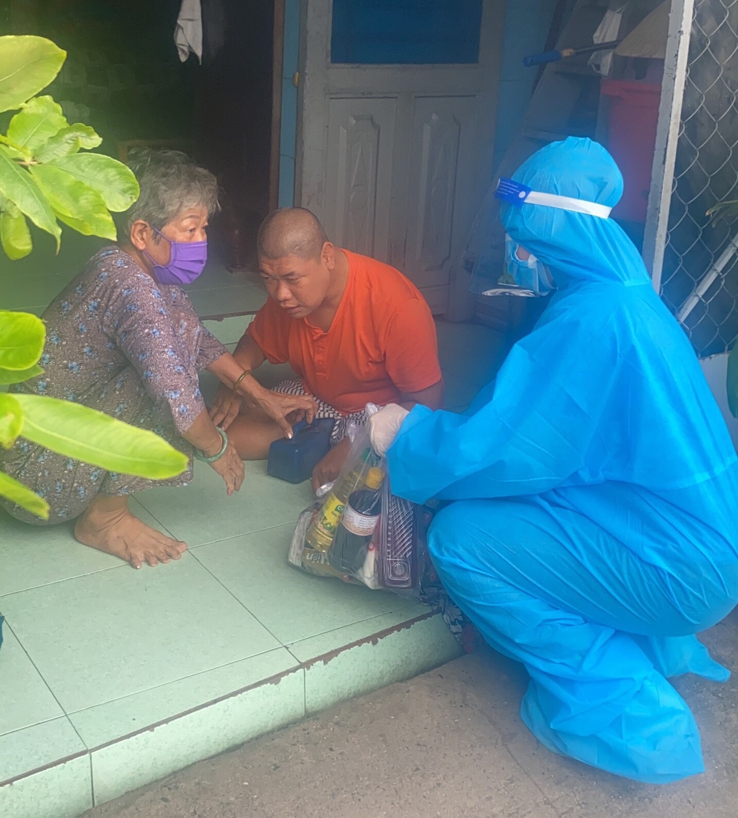 “Đưa quà cứu trợ cho người lao động nghèo mà nước mắt lẫn nước mưa”