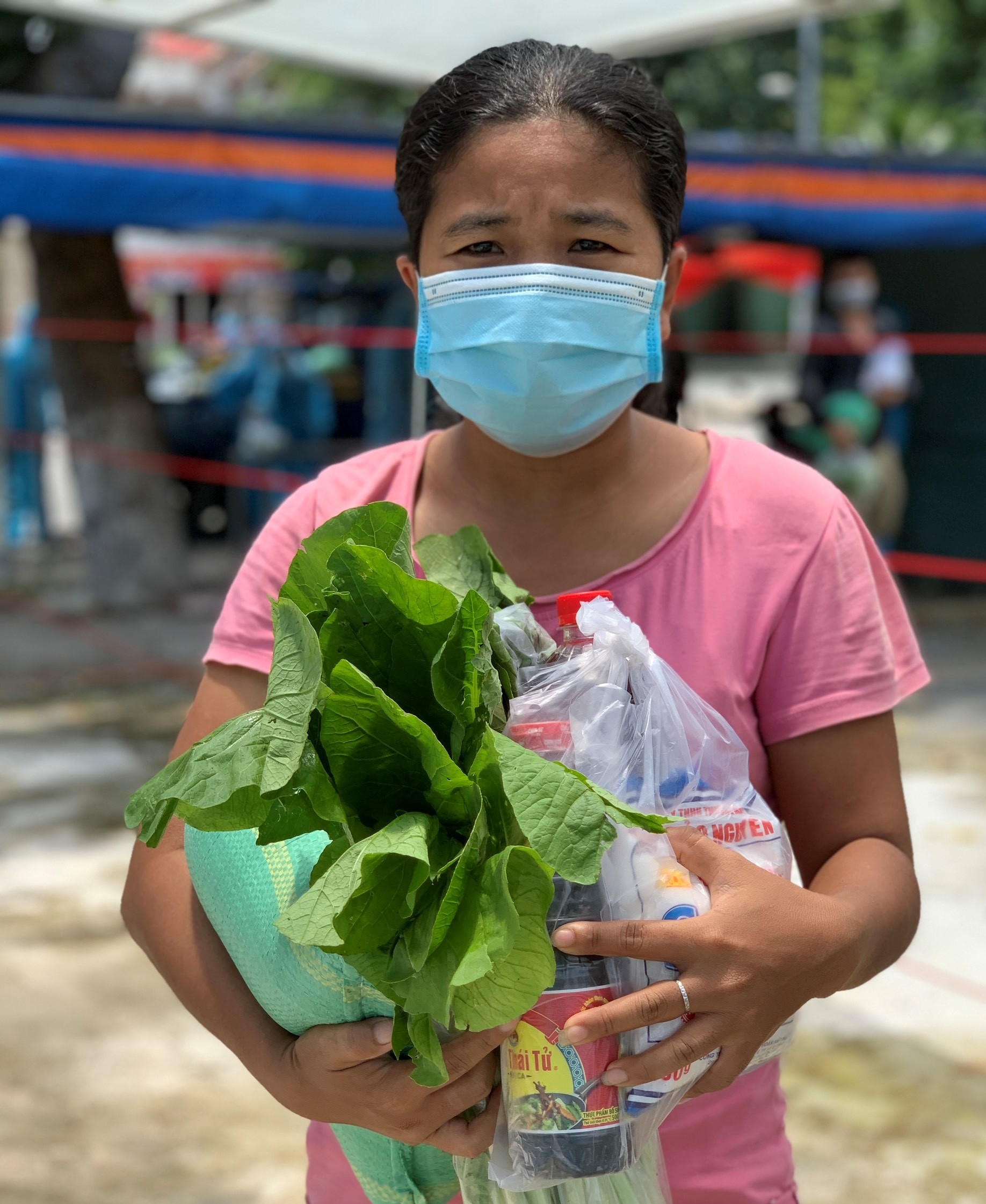 “Đưa quà cứu trợ cho người lao động nghèo mà nước mắt lẫn nước mưa”