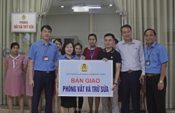 Công nhân nữ sinh con được hỗ trợ phòng vắt và trữ sữa hợp vệ sinh