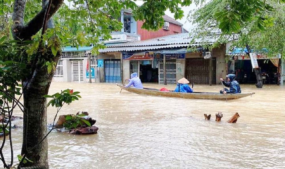 Ngập trong khó khăn, hơn 200 công nhân còn mất việc làm vì mưa lũ