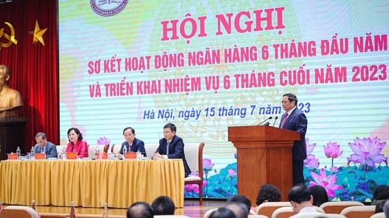 Thủ tướng yêu cầu khẩn trương xử lý các ngân hàng yếu kém