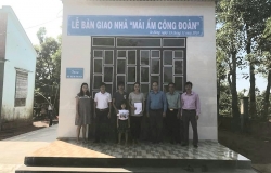 Bàn giao nhà “Mái ấm Công đoàn” cho đoàn viên Trạm Y tế xã Ia Băng