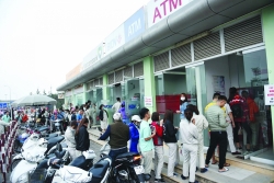 Công nhân và nỗi lo rút tiền cây ATM dịp Tết Nguyên đán