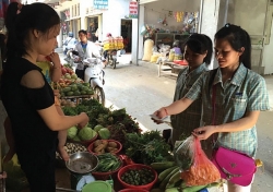 Thực phẩm tăng giá, công nhân lao đao