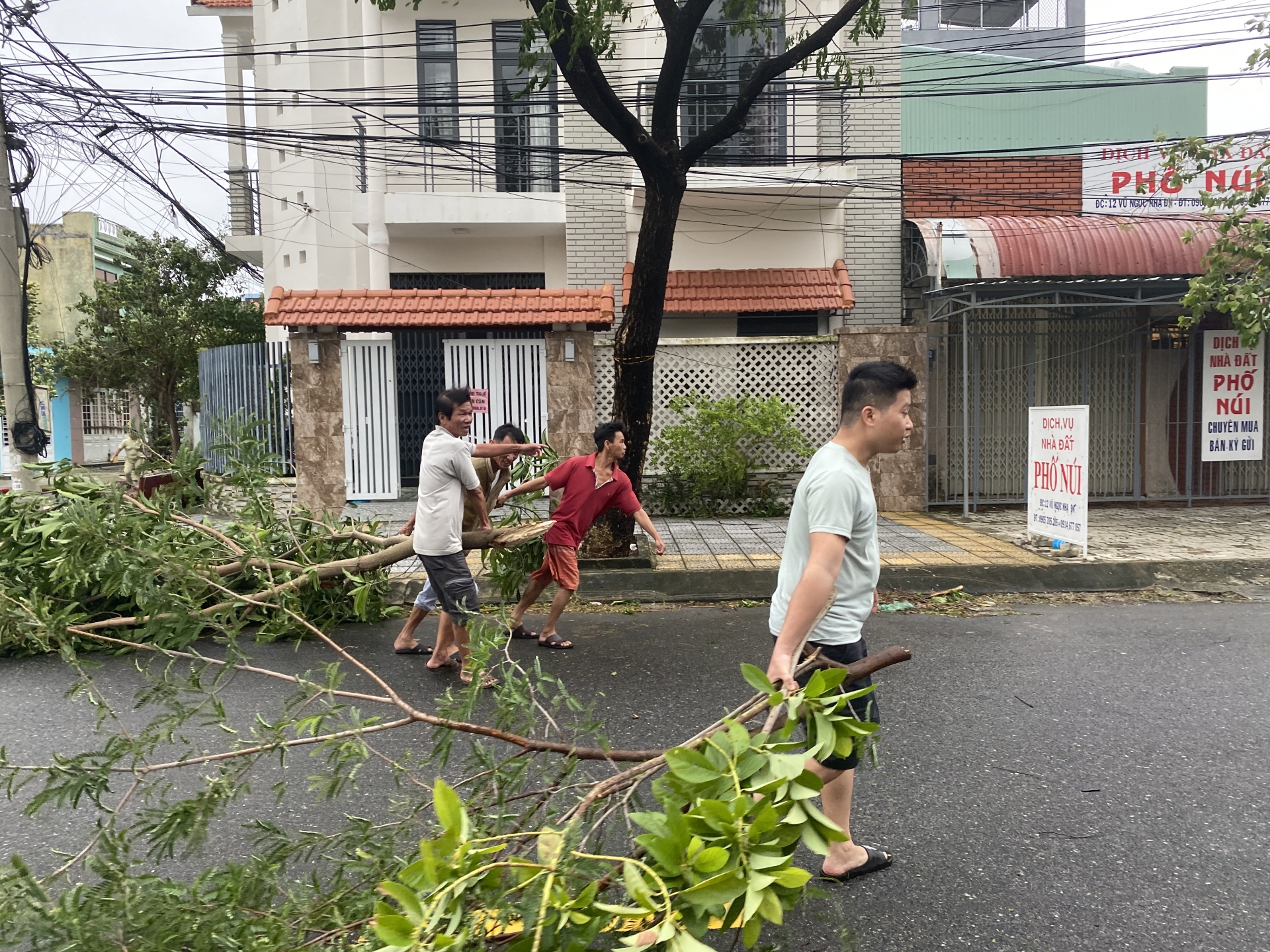 Miền Trung thiệt hại nặng nề sau bão số 9