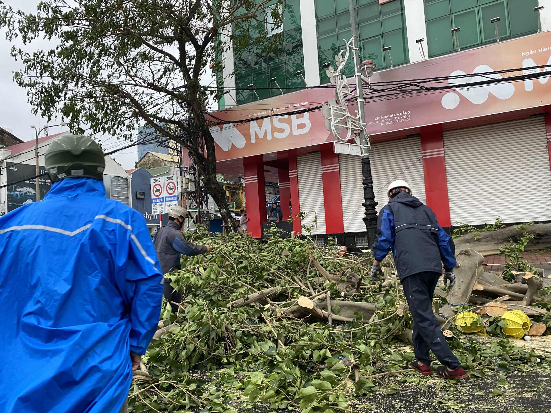 Miền Trung thiệt hại nặng nề sau bão số 9