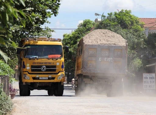 Xe chở vật liệu xây dựng tiềm ẩn nguy cơ tai nạn giao thông