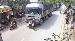 dung den do tai diem mu hai thanh nien bi container keo le tren duong