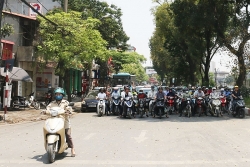 muon van kieu thoi trang chong nang ba dao cua cac chi em khi ra duong