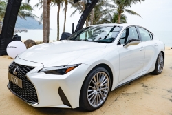 Xe ra mắt đầu tiên năm 2021: Lexus IS, 3 phiên bản, giá từ 2,1 tỷ đồng