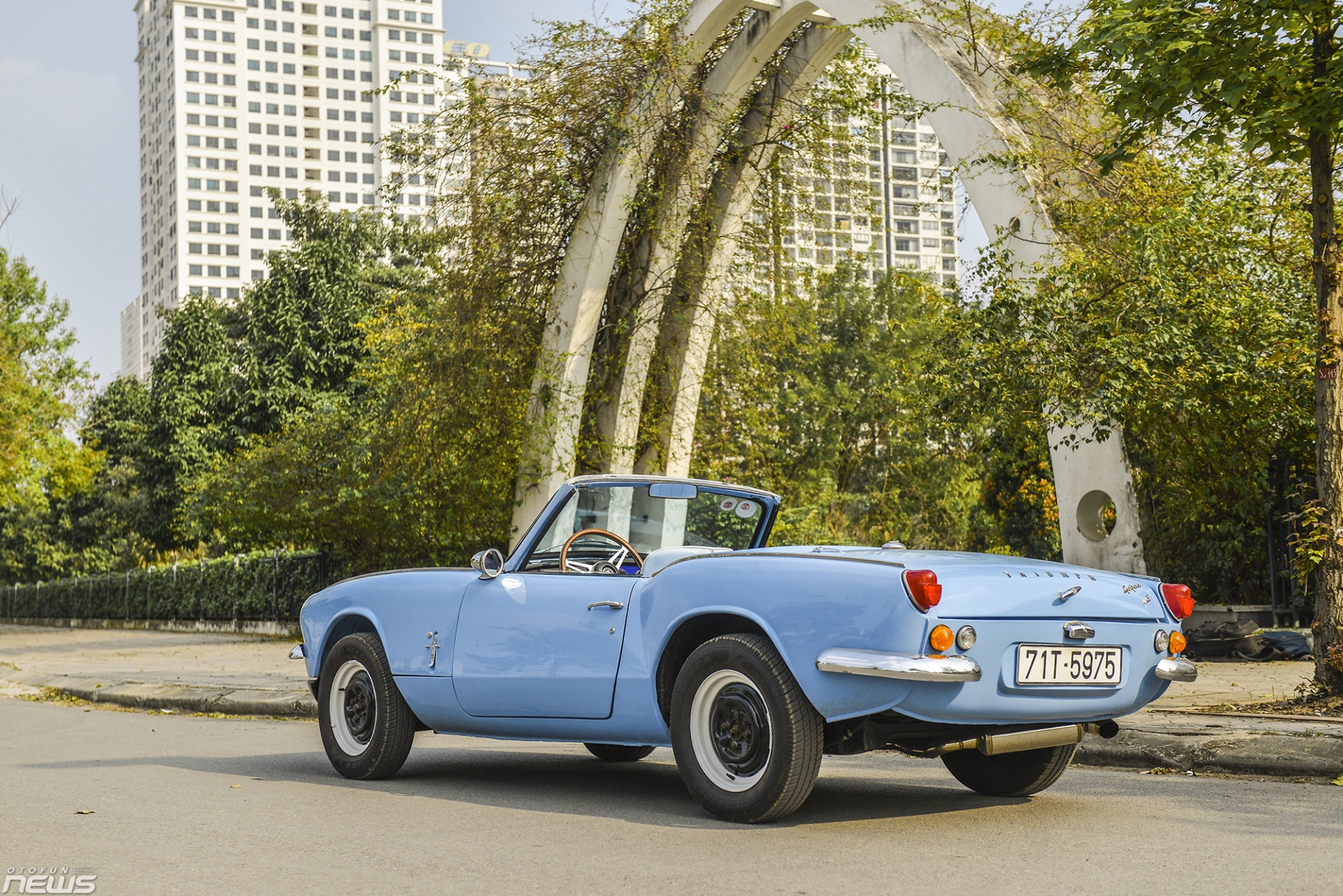 hang doc triumph spitfire mark 3 nua the ky chi co 2 chiec tai viet nam