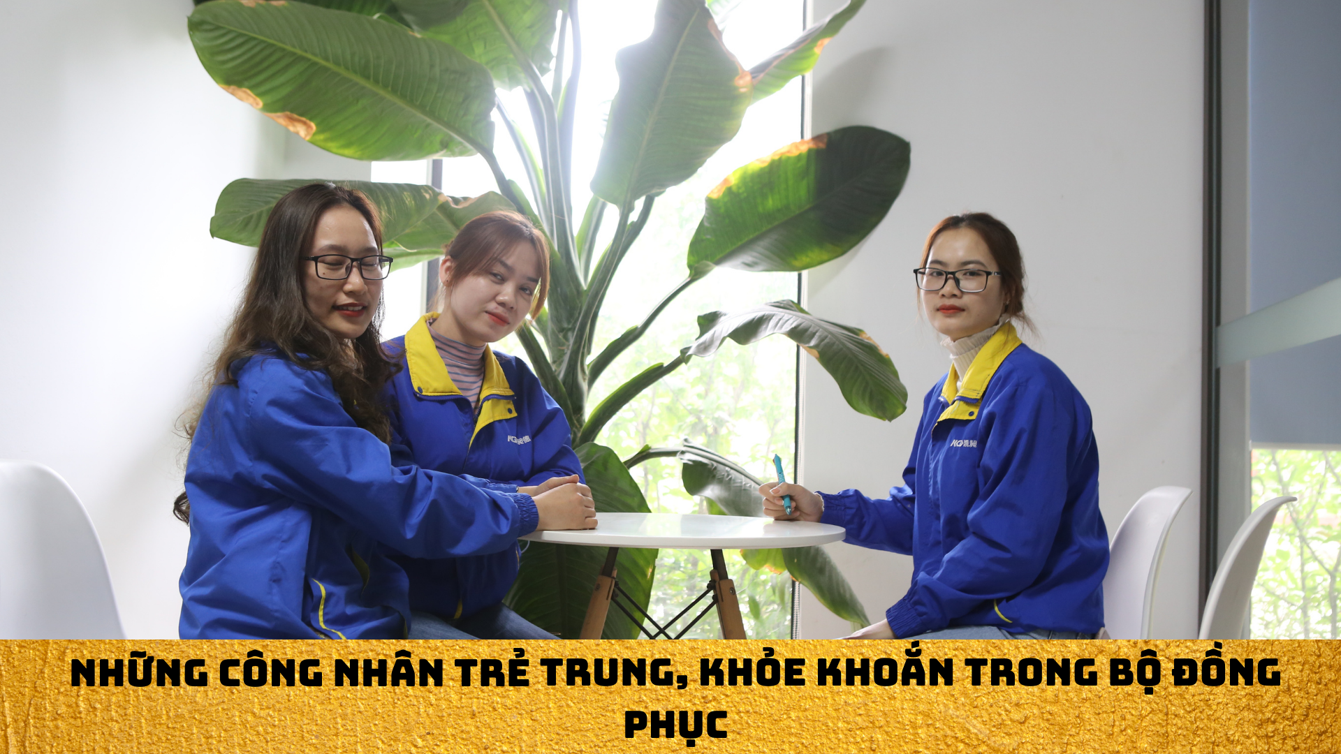 Những nữ công nhân trẻ trung, khỏe khắn trong bộ đồng phục