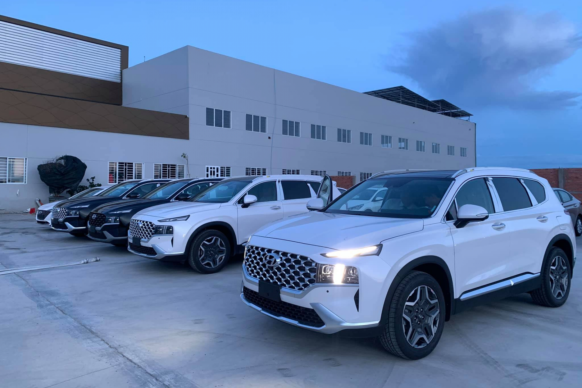 Đại lý Hyundai có sẵn Santa Fe giao ngay, bán giá niêm yết