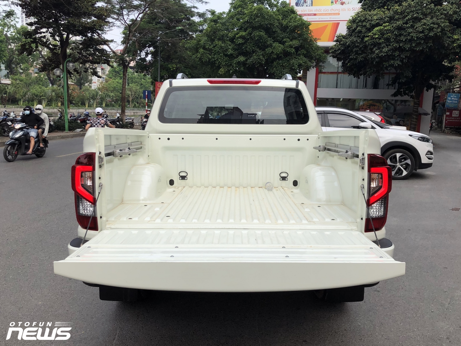 Hình thực tế Nissan Navara mới ra mắt ngoài đời thực