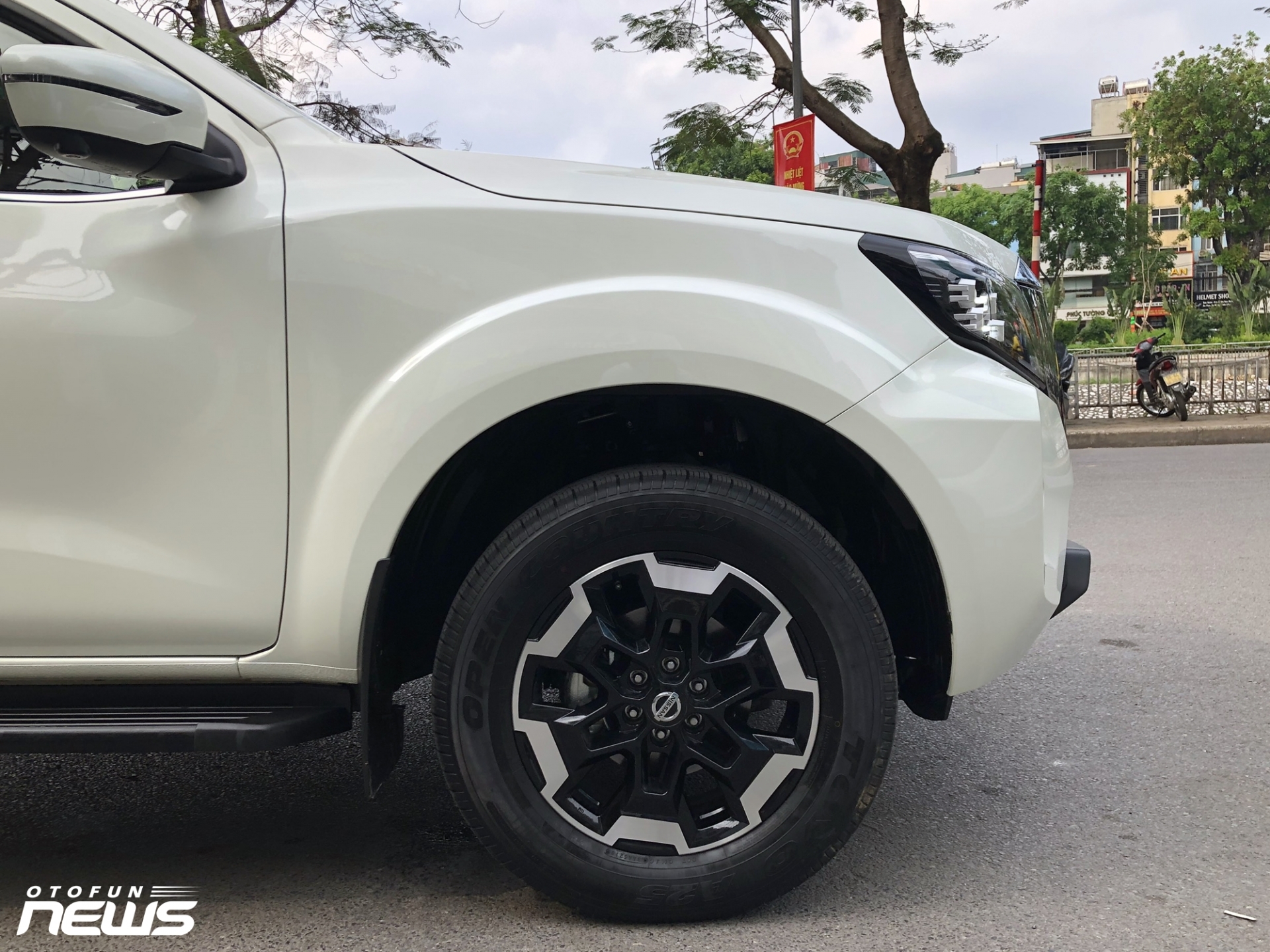 Hình thực tế Nissan Navara mới ra mắt ngoài đời thực